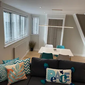 https://lovely-modern-apartment-in-the-lanes.brighton-hotels-england.com