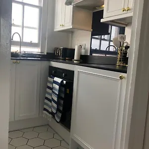 https://new-seafront-sanctuary-studio-apartment-with-stunning.brighton-hotels-england.com